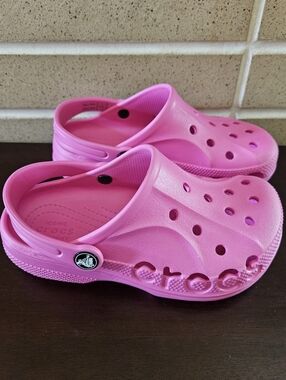 CROCS | Kids | Baya Clogs | Electric Pink | J1 | LIKE NEW | Summer Sandals